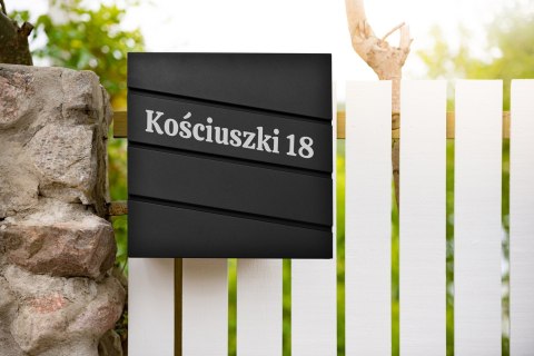 Skrzynka pocztowa na listy Bjorg czarny z napisami Skrzynka pocztowa na listy Bjorg czarny z napisami