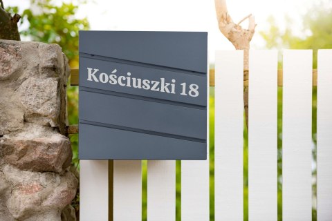 Skrzynka pocztowa na listy Bjorg antracyt z napisami Skrzynka pocztowa na listy Bjorg antracyt z napisami