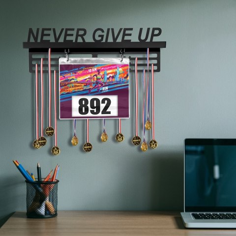 Wieszak na medale i numery startowe NEVER GIVE UP Wieszak na medale i numery startowe NEVER GIVE UP