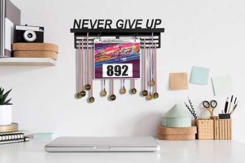 Wieszak na medale i numery startowe NEVER GIVE UP Wieszak na medale i numery startowe NEVER GIVE UP
